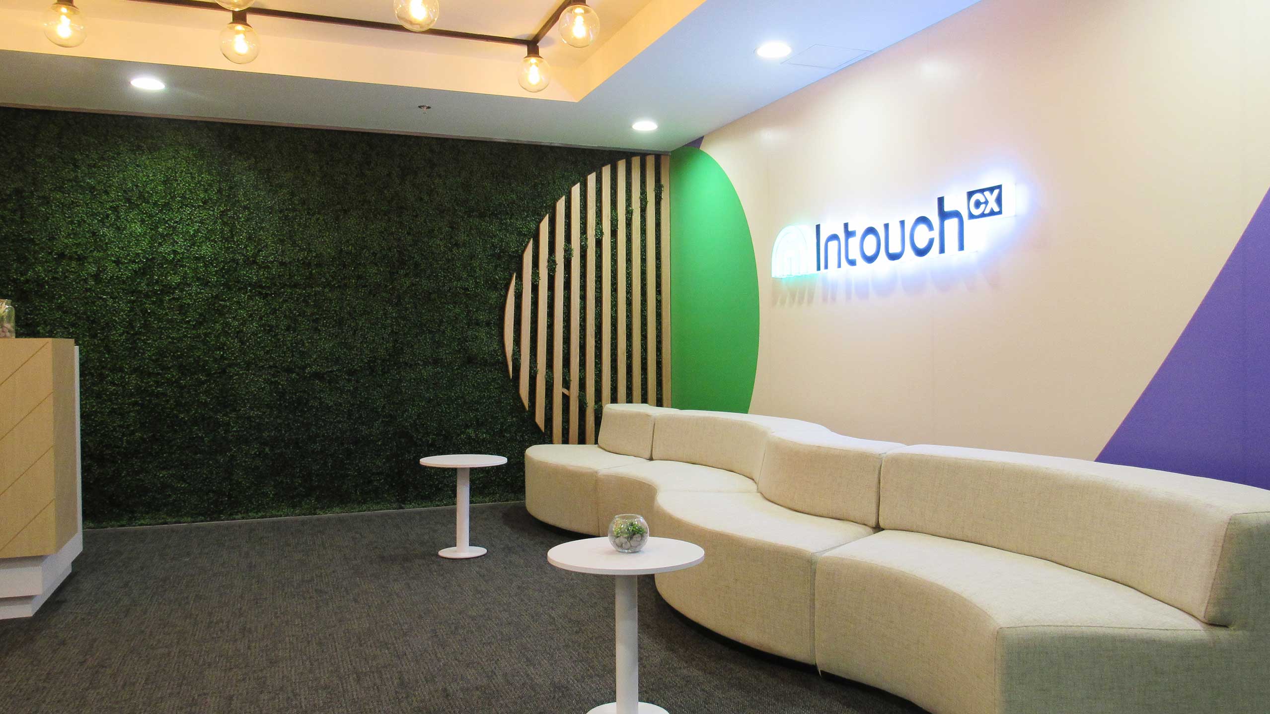 Photo of the reception hall at the IntouchCX campus in Bogota